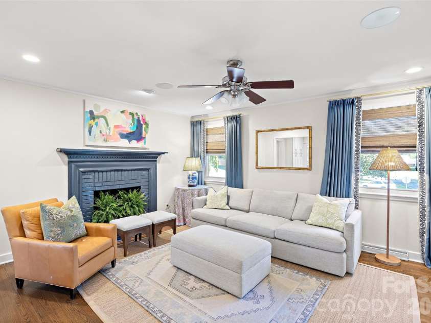 832 Stanfield Drive, Charlotte, NC 28210.  MLS# CAR4369316, YatesRealty ID 18372. Lots of natural light