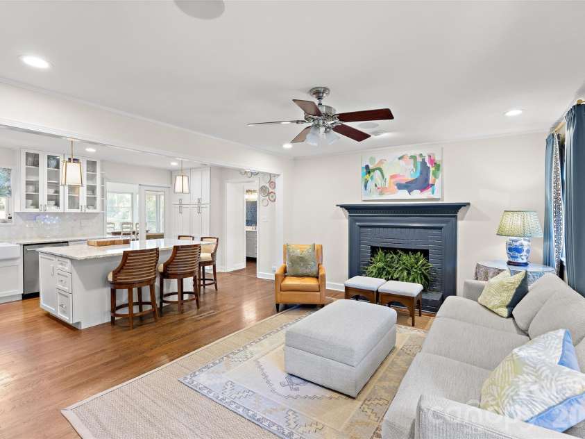 832 Stanfield Drive, Charlotte, NC 28210.  MLS# CAR4369316, YatesRealty ID 18372. Open floor plan