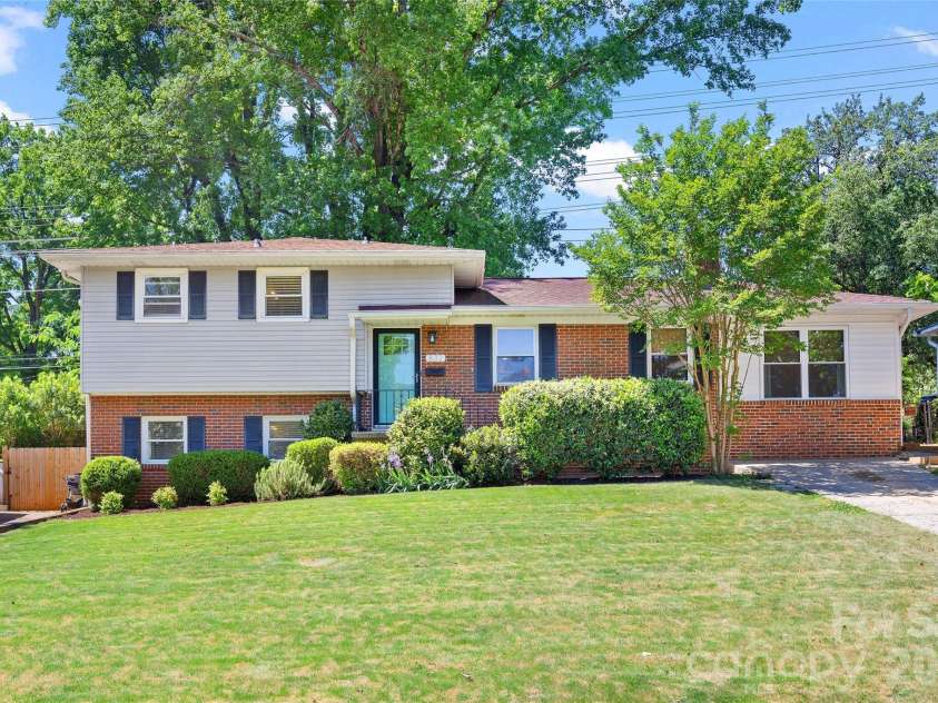 832 Stanfield Drive, Charlotte, NC 28210.  MLS# CAR4369316, YatesRealty ID 18372. Popular Madison Park!