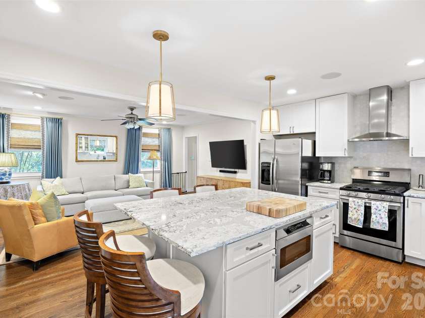 832 Stanfield Drive, Charlotte, NC 28210.  MLS# CAR4369316, YatesRealty ID 18372. Stunning kitchen