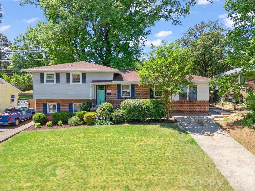 832 Stanfield Drive, Charlotte, NC 28210.  MLS# CAR4369316, YatesRealty ID 18372. Welcome Home!