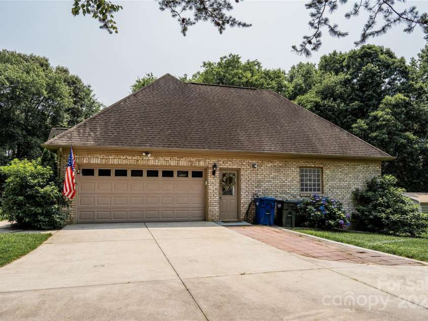 3273 16th Street, Hickory, NC 28601.  MLS# CAR4265590, YatesRealty ID 18373. Garage