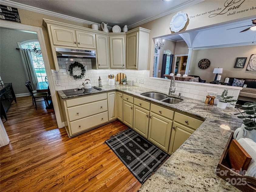 3273 16th Street, Hickory, NC 28601.  MLS# CAR4265590, YatesRealty ID 18373. Kitchen