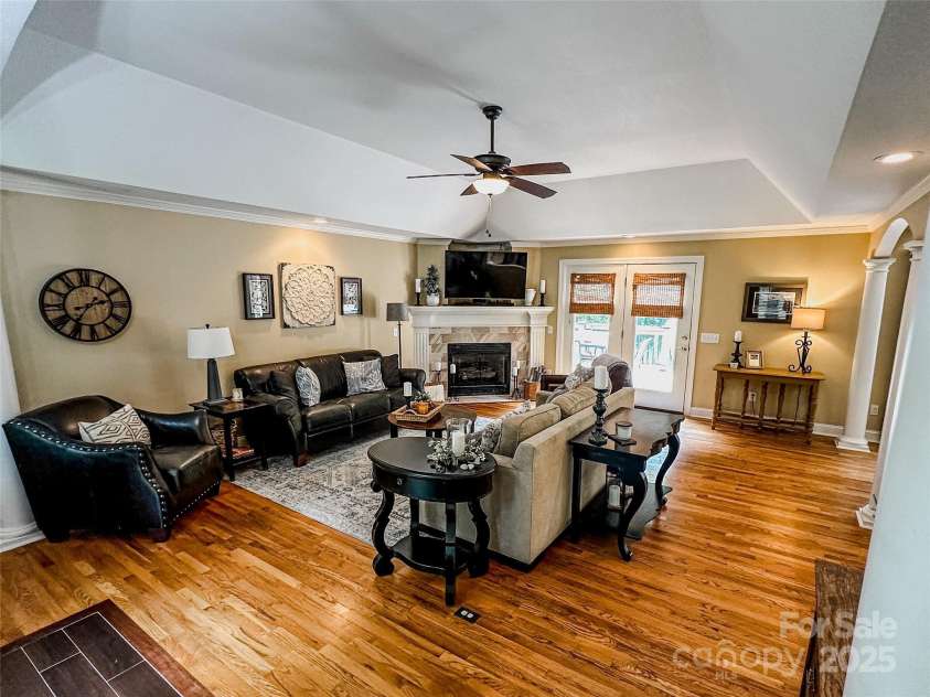 3273 16th Street, Hickory, NC 28601.  MLS# CAR4265590, YatesRealty ID 18373. Living Room