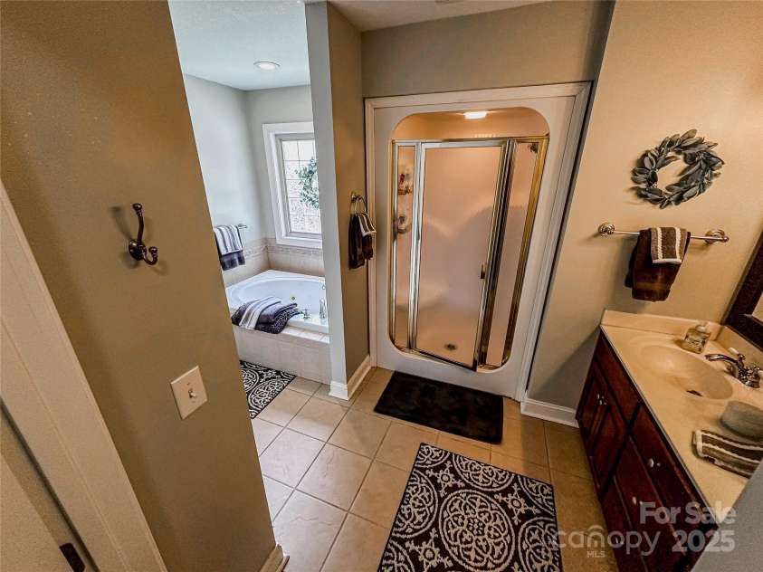 3273 16th Street, Hickory, NC 28601.  MLS# CAR4265590, YatesRealty ID 18373. Primary Bathroom