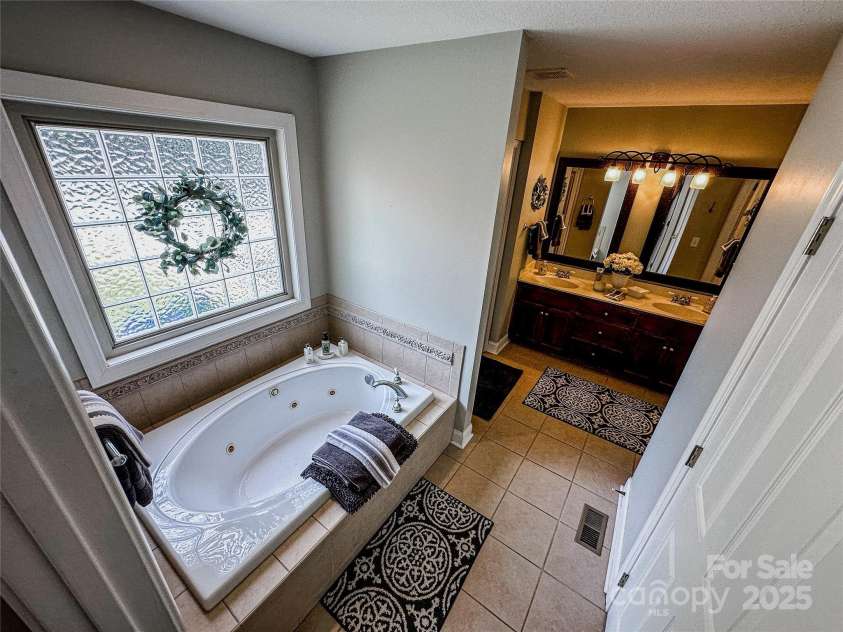 3273 16th Street, Hickory, NC 28601.  MLS# CAR4265590, YatesRealty ID 18373. Primary Jetted Tub