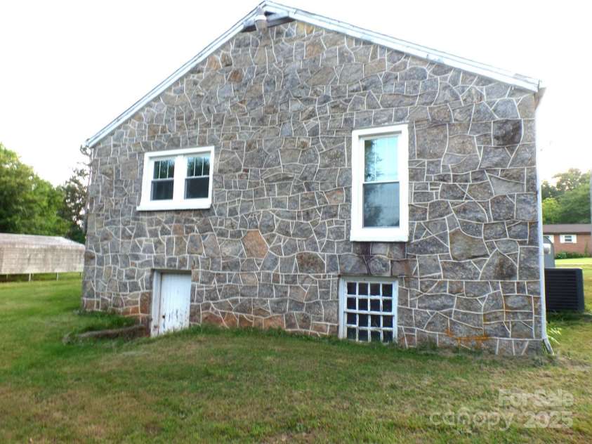 209 14th Avenue, Hickory, NC 28602.  MLS# CAR4267003, YatesRealty ID 18374. Back