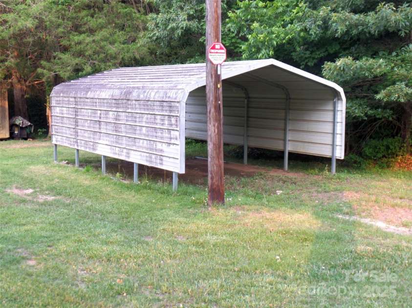 209 14th Avenue, Hickory, NC 28602.  MLS# CAR4267003, YatesRealty ID 18374. Carport
