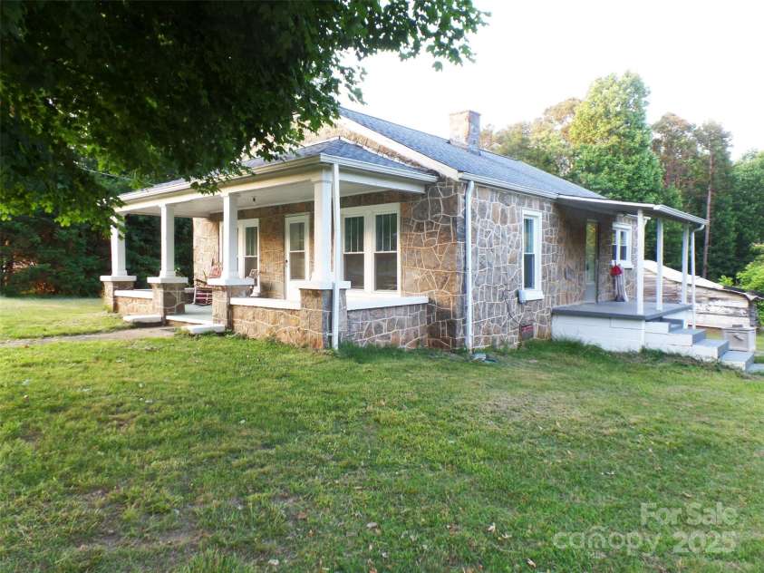 209 14th Avenue, Hickory, NC 28602.  MLS# CAR4267003, YatesRealty ID 18374. Front right