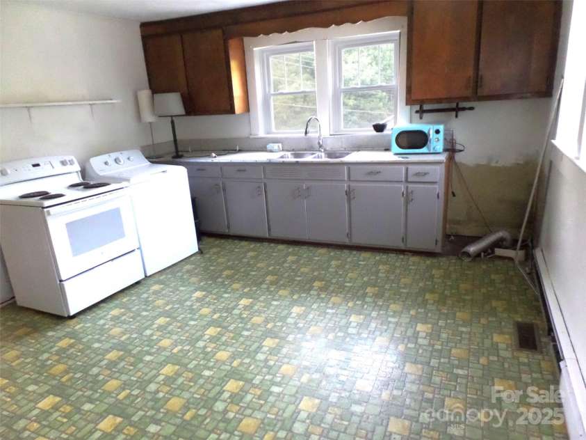 209 14th Avenue, Hickory, NC 28602.  MLS# CAR4267003, YatesRealty ID 18374. Kitchen