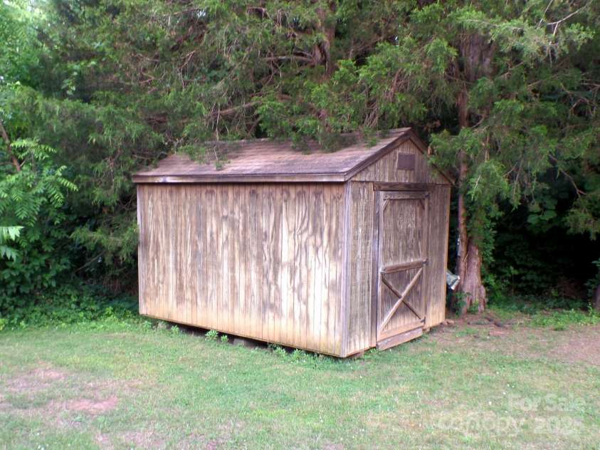 209 14th Avenue, Hickory, NC 28602.  MLS# CAR4267003, YatesRealty ID 18374. Shed