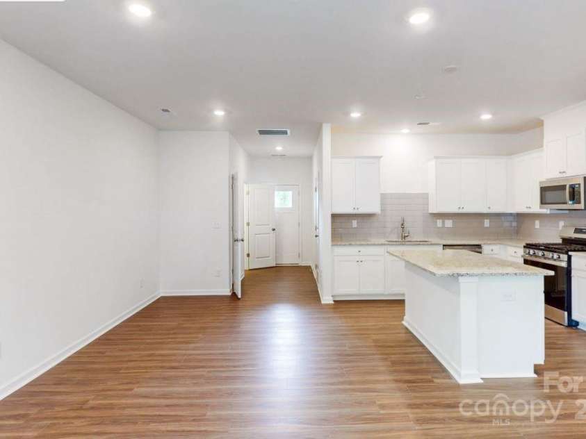 4031 Lawnview Drive, Charlotte, NC 28269.  MLS# CAR4206346, YatesRealty ID 18377. Breakfast area