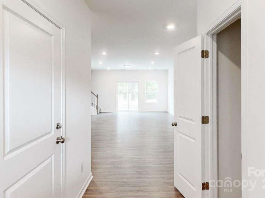 4031 Lawnview Drive, Charlotte, NC 28269.  MLS# CAR4206346, YatesRealty ID 18377. Foyer
