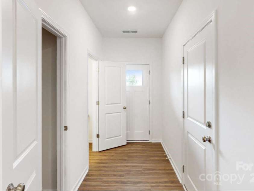 4031 Lawnview Drive, Charlotte, NC 28269.  MLS# CAR4206346, YatesRealty ID 18377. Foyer