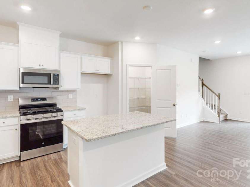 4031 Lawnview Drive, Charlotte, NC 28269.  MLS# CAR4206346, YatesRealty ID 18377. Kitchen