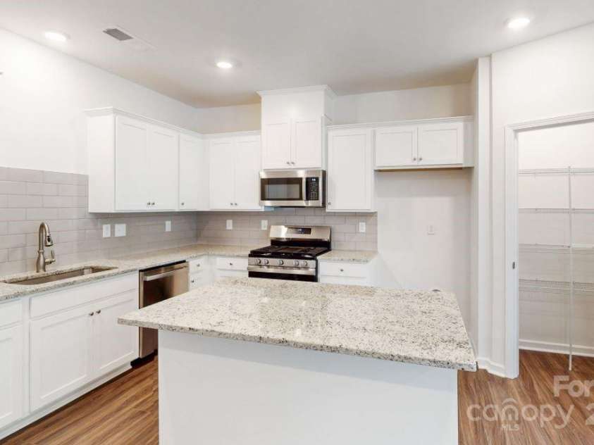 4031 Lawnview Drive, Charlotte, NC 28269.  MLS# CAR4206346, YatesRealty ID 18377. Kitchen