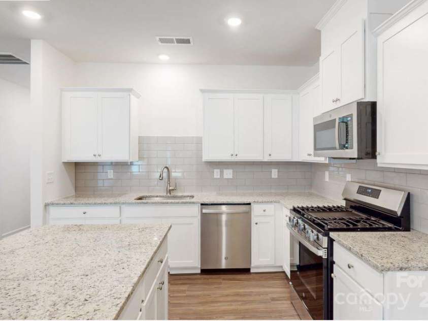 4031 Lawnview Drive, Charlotte, NC 28269.  MLS# CAR4206346, YatesRealty ID 18377. Kitchen