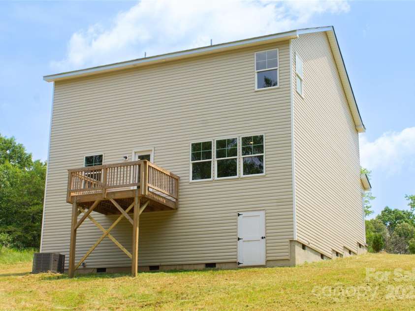 7601 Hammond Drive, Charlotte, NC 28215.  MLS# CAR4267514, YatesRealty ID 18378. 
