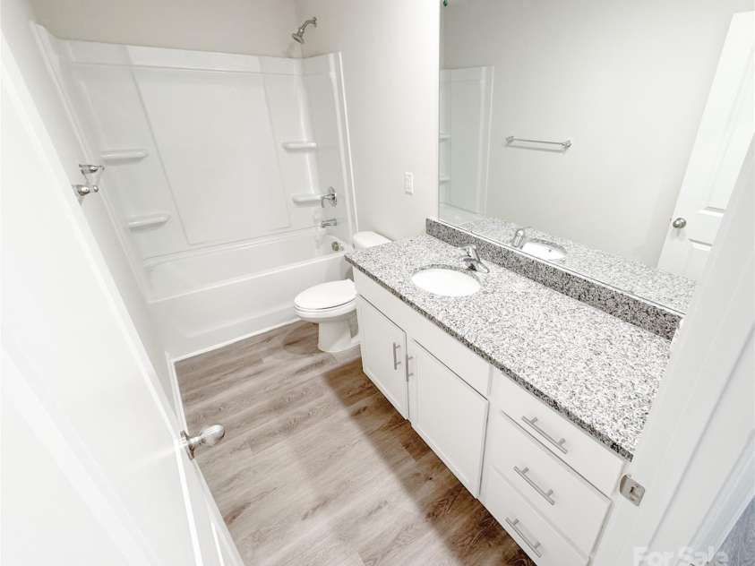 7601 Hammond Drive, Charlotte, NC 28215.  MLS# CAR4267514, YatesRealty ID 18378. Hall bathroom with granite and tub/shower combination