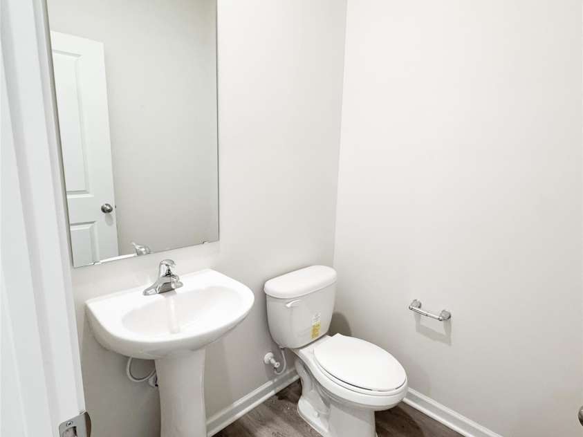 7601 Hammond Drive, Charlotte, NC 28215.  MLS# CAR4267514, YatesRealty ID 18378. Main level half bath