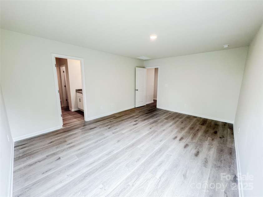 7601 Hammond Drive, Charlotte, NC 28215.  MLS# CAR4267514, YatesRealty ID 18378. Spacious primary suite with attached bathroom and walk in closet