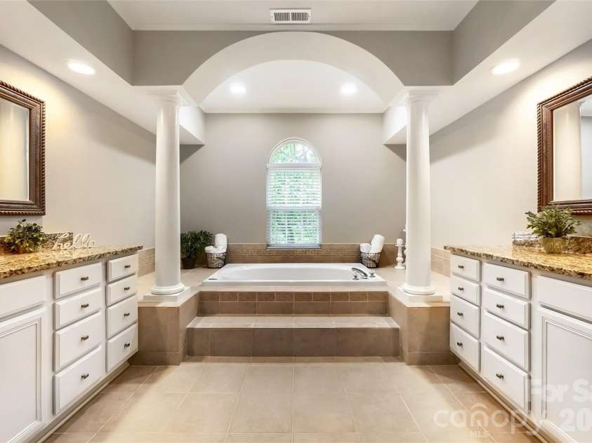 844 Clonmel Drive, Matthews, NC 28104.  MLS# CAR4366587, YatesRealty ID 18378. 