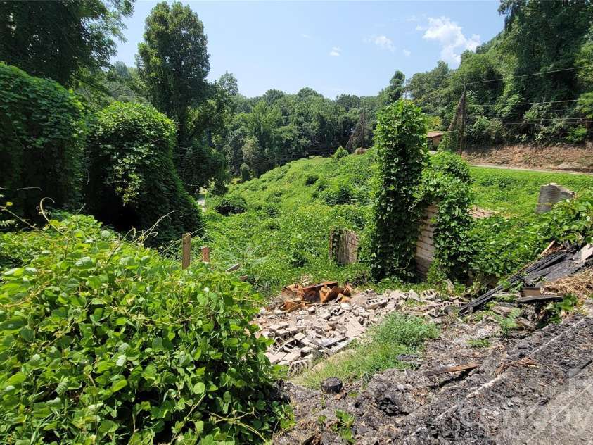 160 Cleveland Road, Tryon, NC 28782.  MLS# CAR4274322, YatesRealty ID 1838. Right lot