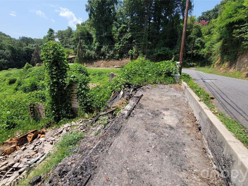160 Cleveland Road, Tryon, NC 28782.  MLS# CAR4274322, YatesRealty ID 1838. Right lot