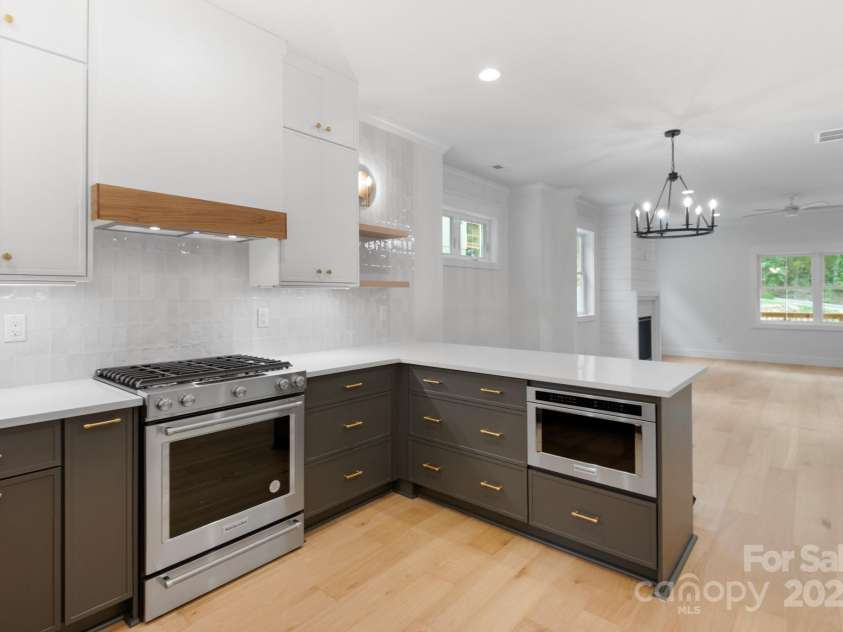 100 Craggy Avenue, Asheville, NC 28806.  MLS# CAR4268682, YatesRealty ID 18381. 
