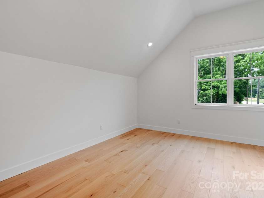 100 Craggy Avenue, Asheville, NC 28806.  MLS# CAR4268682, YatesRealty ID 18381. Upper Level BR
