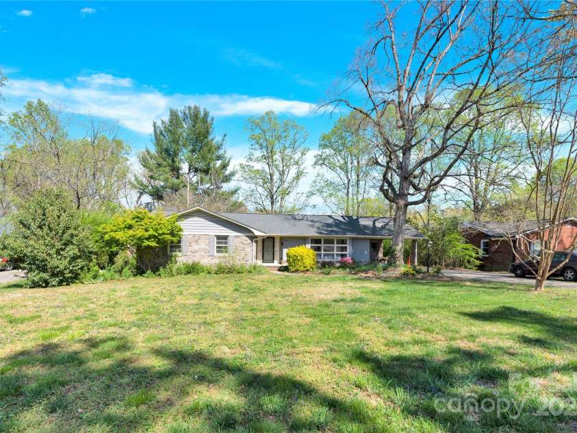 611 Greenway Drive, Statesville, NC 28677.  MLS# CAR4237526, YatesRealty ID 18384. 