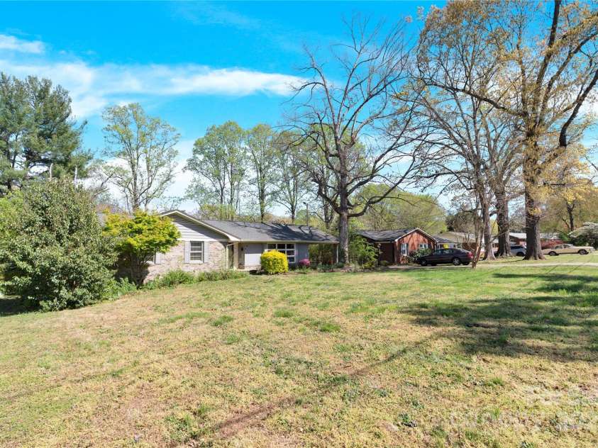 611 Greenway Drive, Statesville, NC 28677.  MLS# CAR4237526, YatesRealty ID 18384. 