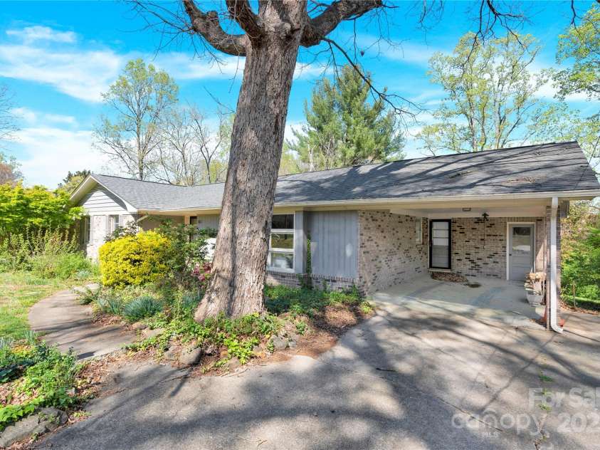 611 Greenway Drive, Statesville, NC 28677.  MLS# CAR4237526, YatesRealty ID 18384. 