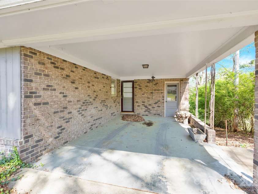 611 Greenway Drive, Statesville, NC 28677.  MLS# CAR4237526, YatesRealty ID 18384. 