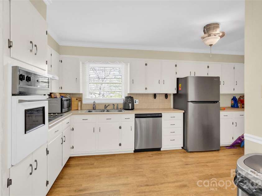 611 Greenway Drive, Statesville, NC 28677.  MLS# CAR4237526, YatesRealty ID 18384. 