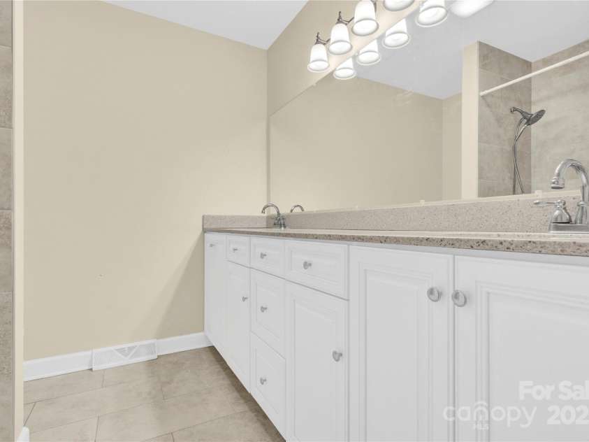 611 Greenway Drive, Statesville, NC 28677.  MLS# CAR4237526, YatesRealty ID 18384. 