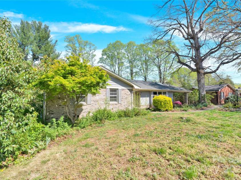 611 Greenway Drive, Statesville, NC 28677.  MLS# CAR4237526, YatesRealty ID 18384. 