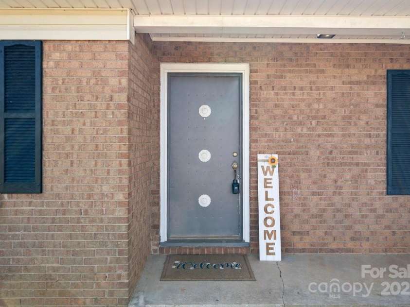 129 Saddle Road, Mooresville, NC 28115.  MLS# CAR4238145, YatesRealty ID 18386. 