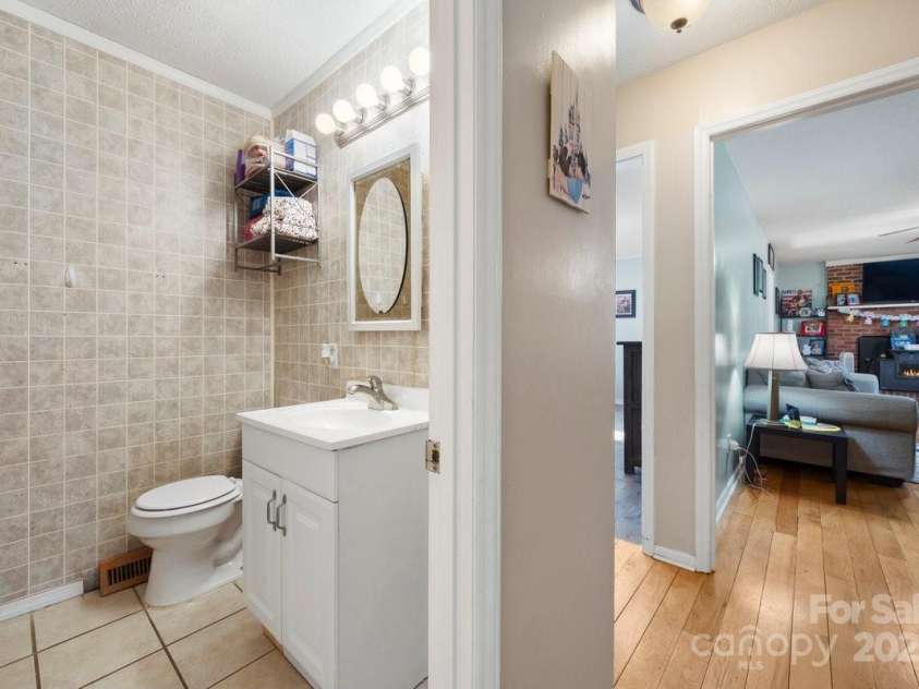 129 Saddle Road, Mooresville, NC 28115.  MLS# CAR4238145, YatesRealty ID 18386. Hall bath rom