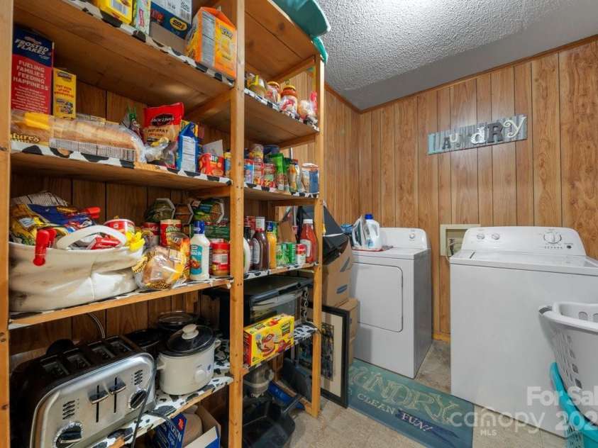 129 Saddle Road, Mooresville, NC 28115.  MLS# CAR4238145, YatesRealty ID 18386. Laundry/ Pantry