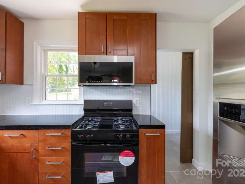 2628 Clydesdale Terrace, Charlotte, NC 28208.  MLS# CAR4267702, YatesRealty ID 18388. Kitchen