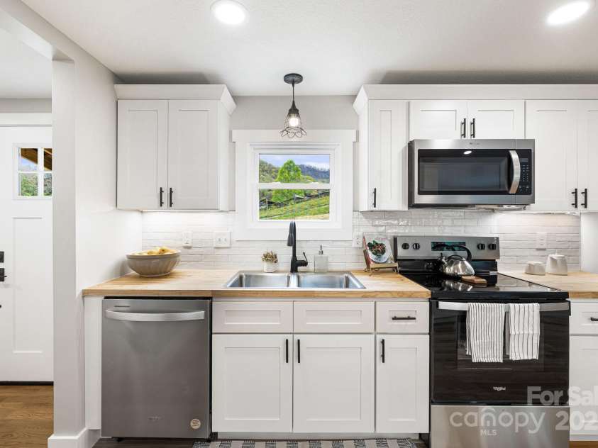120 Simonds Ridge, Canton, NC 28716.  MLS# CAR4251193, YatesRealty ID 18392. 