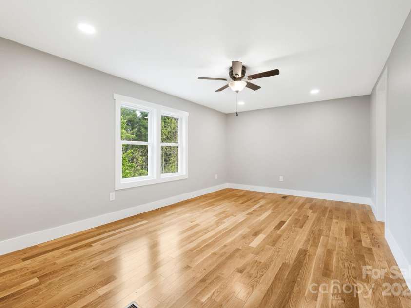 120 Simonds Ridge, Canton, NC 28716.  MLS# CAR4251193, YatesRealty ID 18392. 