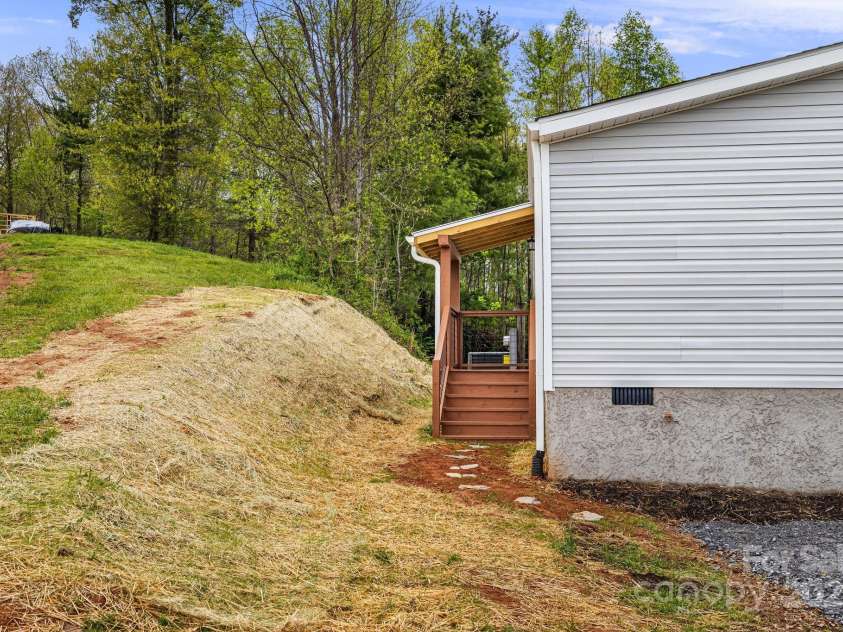 120 Simonds Ridge, Canton, NC 28716.  MLS# CAR4251193, YatesRealty ID 18392. 