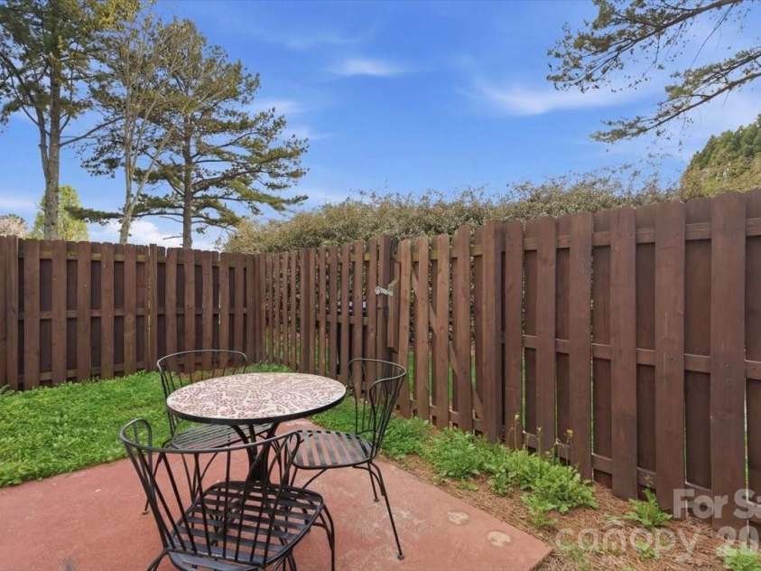 6475 Saint Bernard Way, Charlotte, NC 28269.  MLS# CAR4360969, YatesRealty ID 18392. 