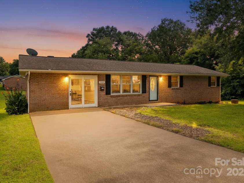 1500 19th Avenue Place, Hickory, NC 28601.  MLS# CAR4329240, YatesRealty ID 18399. 