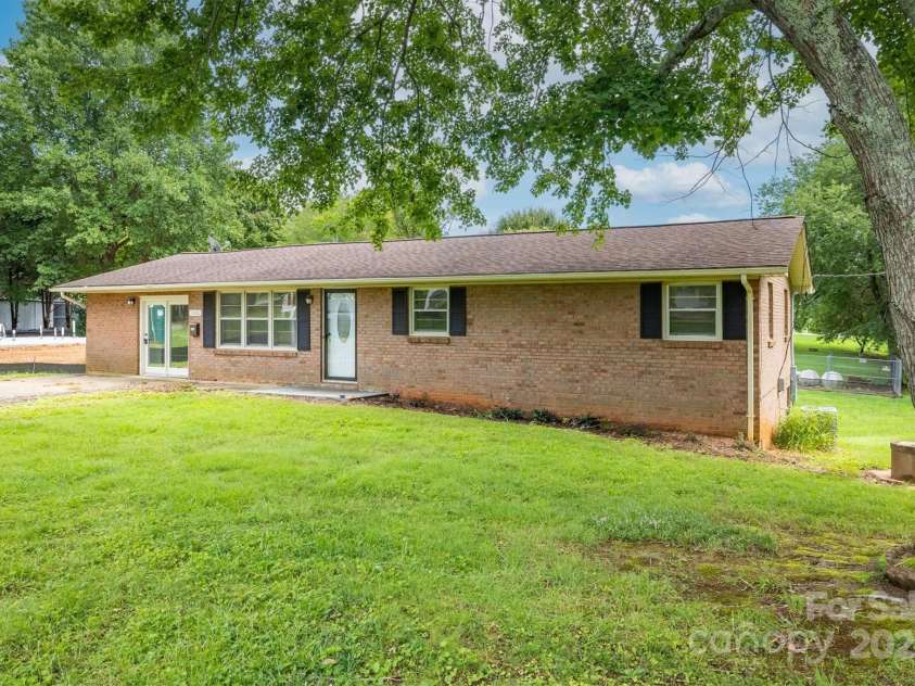 1500 19th Avenue Place, Hickory, NC 28601.  MLS# CAR4329240, YatesRealty ID 18399. 