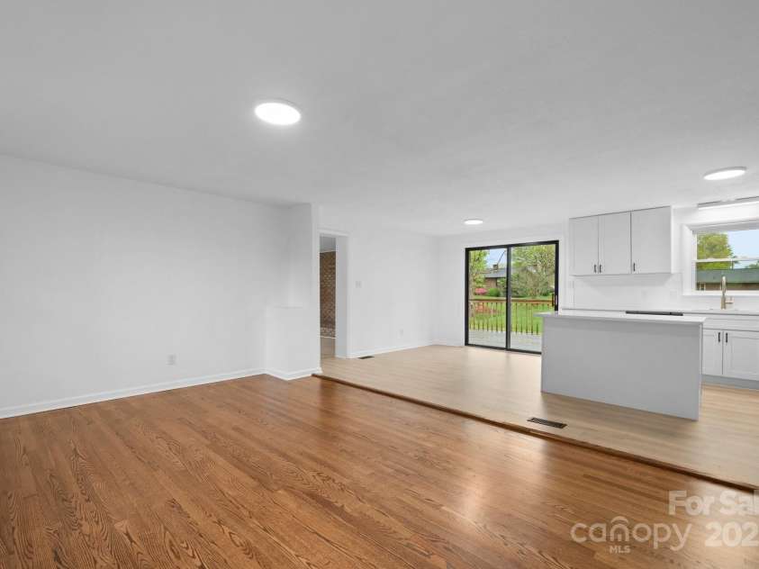 1500 19th Avenue Place, Hickory, NC 28601.  MLS# CAR4329240, YatesRealty ID 18399. 