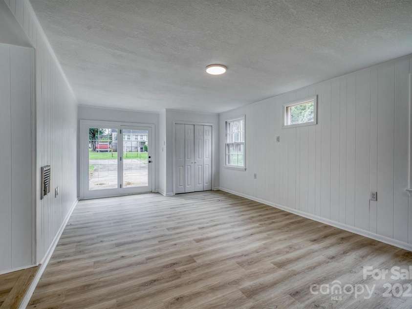 1500 19th Avenue Place, Hickory, NC 28601.  MLS# CAR4329240, YatesRealty ID 18399. 