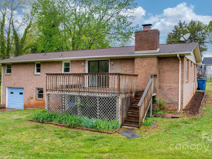 1500 19th Avenue Place, Hickory, NC 28601.  MLS# CAR4329240, YatesRealty ID 18399. 